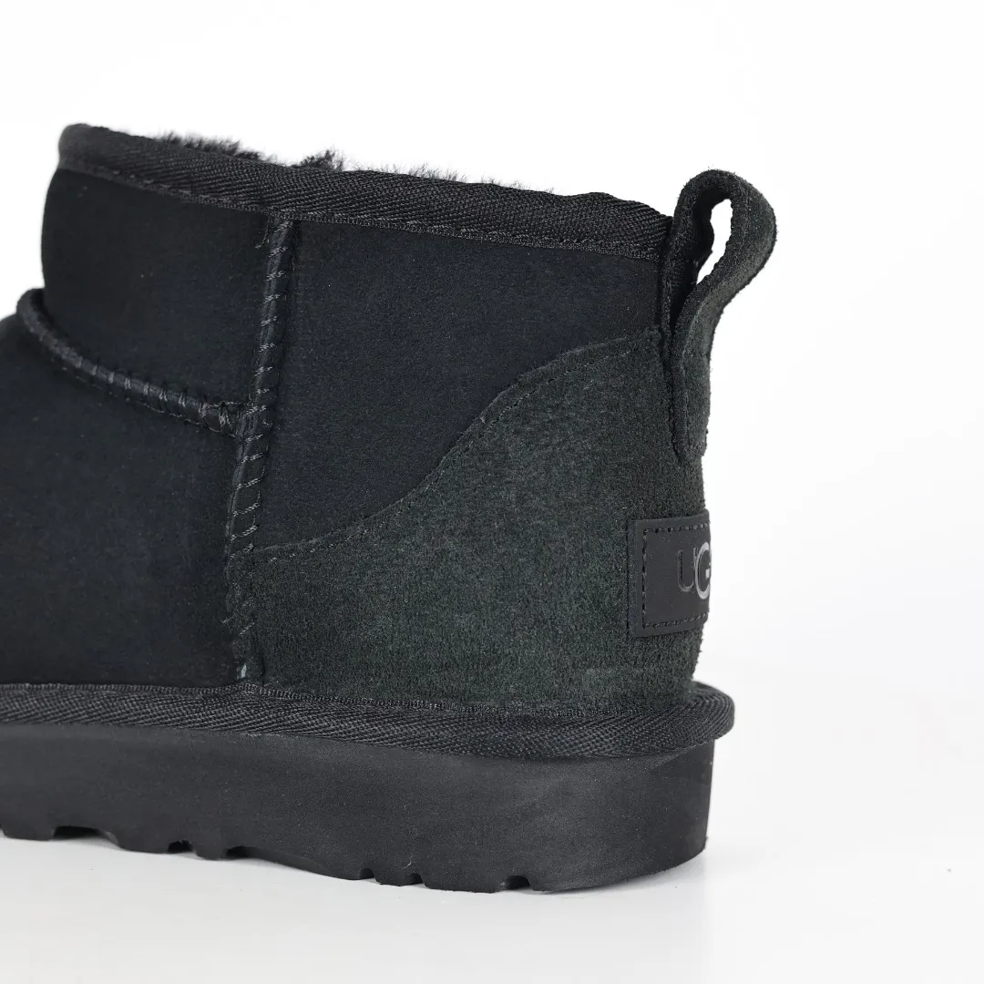 Pick up locally 💰480, core recommendation, good price UGG Classic MiNi basic low-top series, Xiaohongshu hot model, Henan Longfeng leather production, sheepskin integrated, top quality in the market, 2-3 cm cashmere insole, keeping warm in winter, suitable for home use. In the new year, uug launched a style series, which is partially biased towards the preferences of young consumers, and has also moved to the forefront of fashion trends. Shoe body material, water-repellent coated suede upper 17mm UGGPURE™ implanted wool insole Lightweight non-slip comfortable rubber outsole With brand LOGO Trademark Comes with full packaging Size: 35 36 37 38 39 40